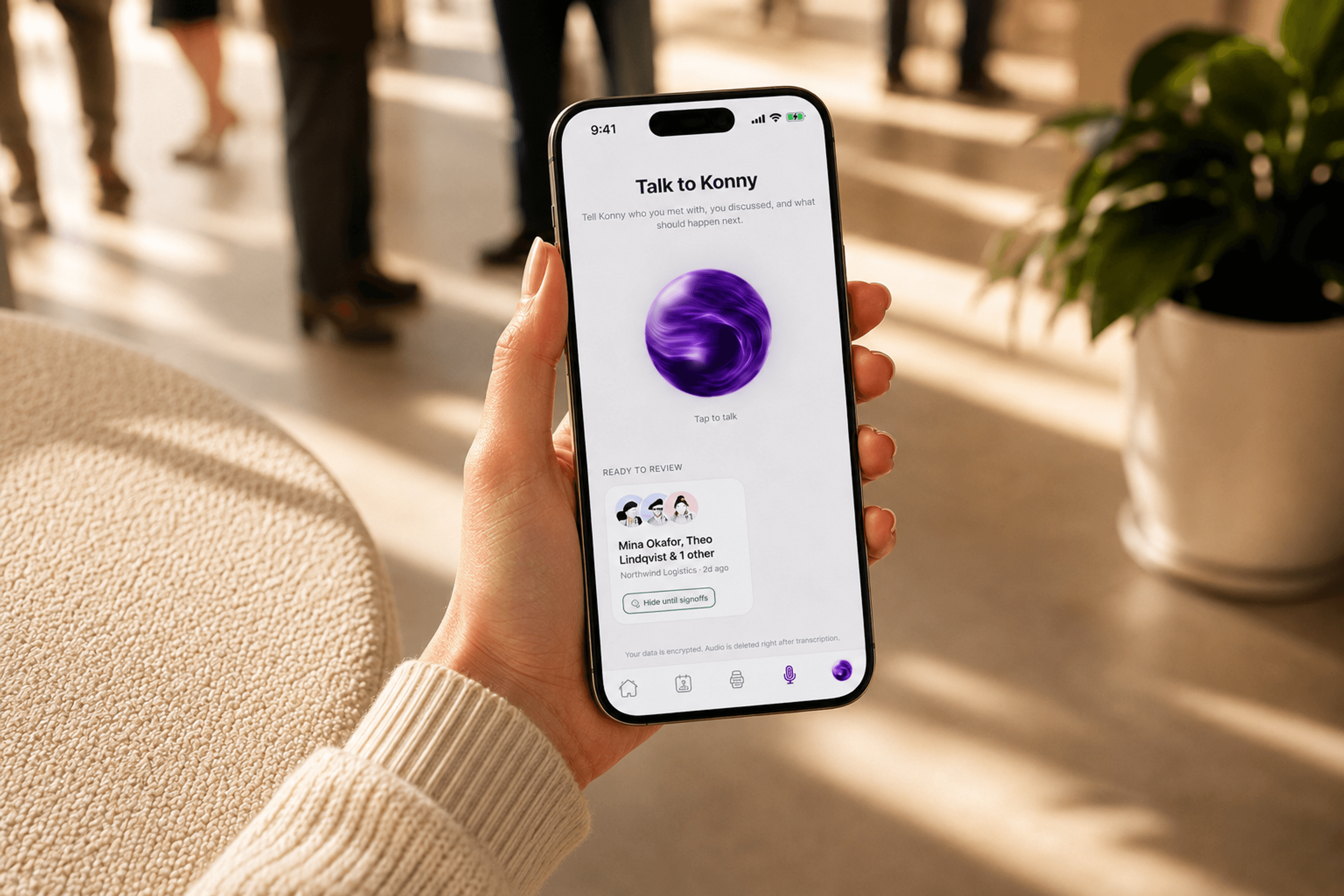A person holding Kontextual open on their phone